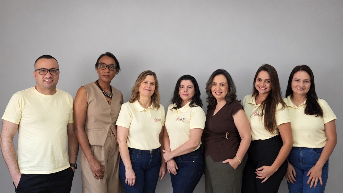 Equipe da S&R Contabilidade com as sócias Sonia e Rosália, no escritório em Lavras